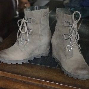 Joan of arctic wedge ash brow